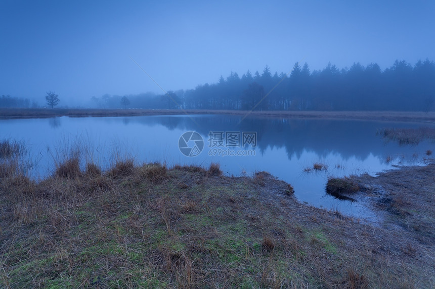 黄昏时在野湖上喷起秋雾图片