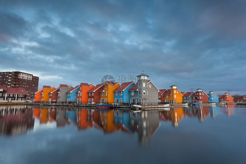 水上丰富多彩的建筑天空红色景观反射城市旅行风景房子橙子文化图片