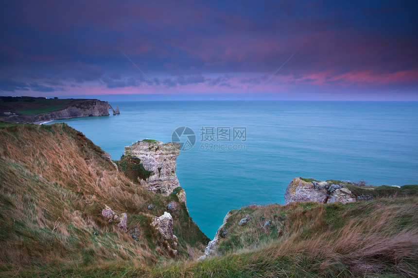 日出在海中悬崖上天蓝色地平线风景海岸紫色石头海滩岩石天气蓝色图片