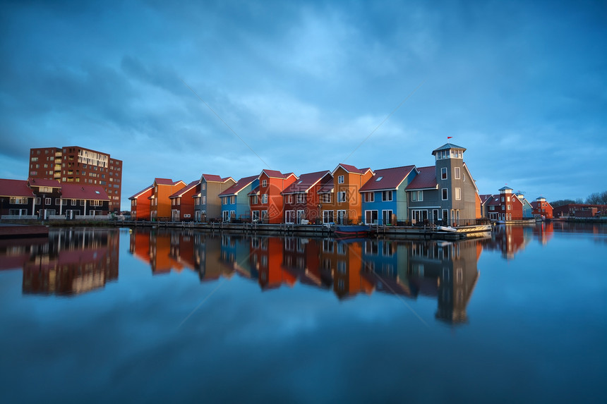 荷兰水上丰富多彩的建筑图片