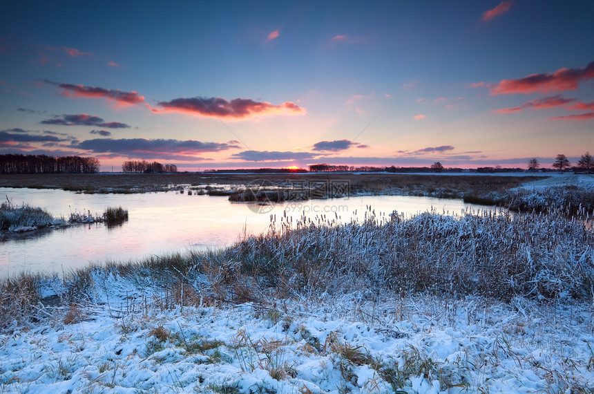 冬天在河上日出蓝色天空紫色风景太阳地平线荒野日落季节阳光图片