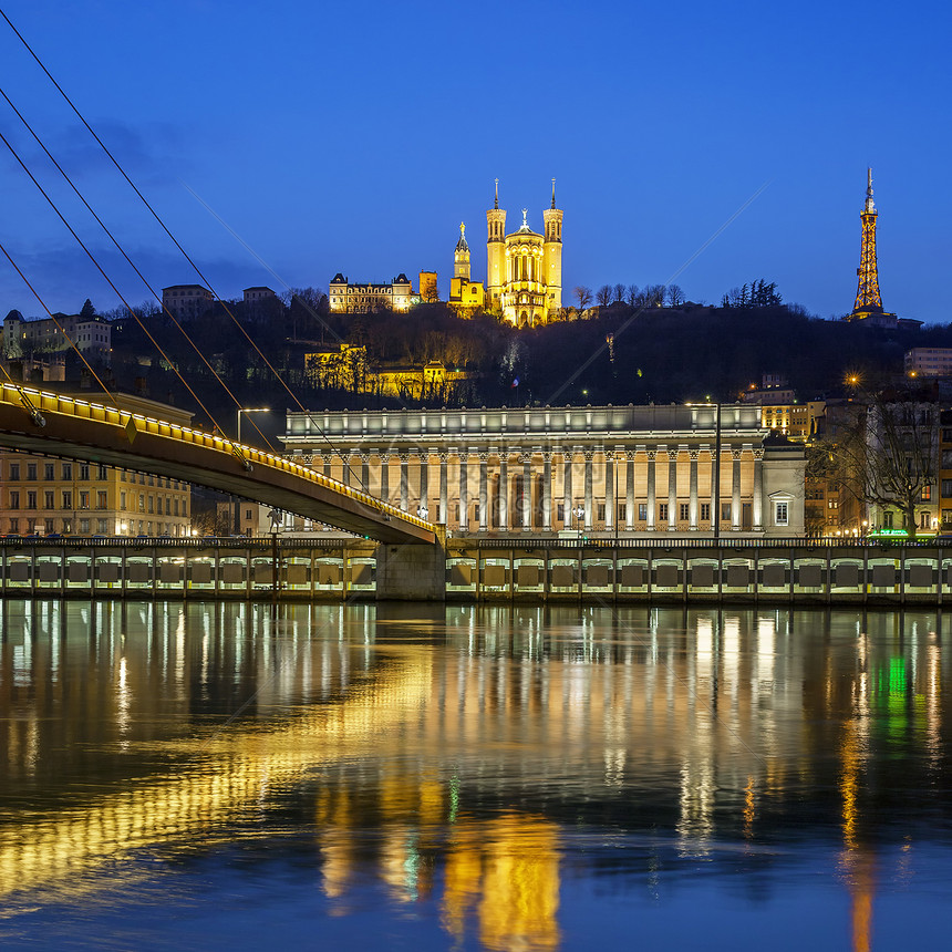 夜间在里昂看到萨昂河景观行人地标天空纪念碑建筑城市天桥历史性大教堂图片