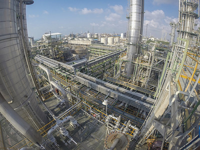 宽透镜炼油厂化学品阀门汽油石油工业石化全球空气植物烟囱背景图片