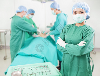 外科医生站在外科室同事面前站着伤口助手工作工具职业手套手术程序体检卫生背景图片