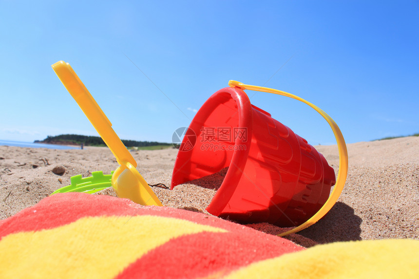海滩玩具晴天黄色假期毛巾旅游天空红色海事旅行乐趣图片