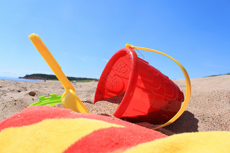 海滩玩具晴天黄色假期毛巾旅游天空红色海事旅行乐趣高清图片