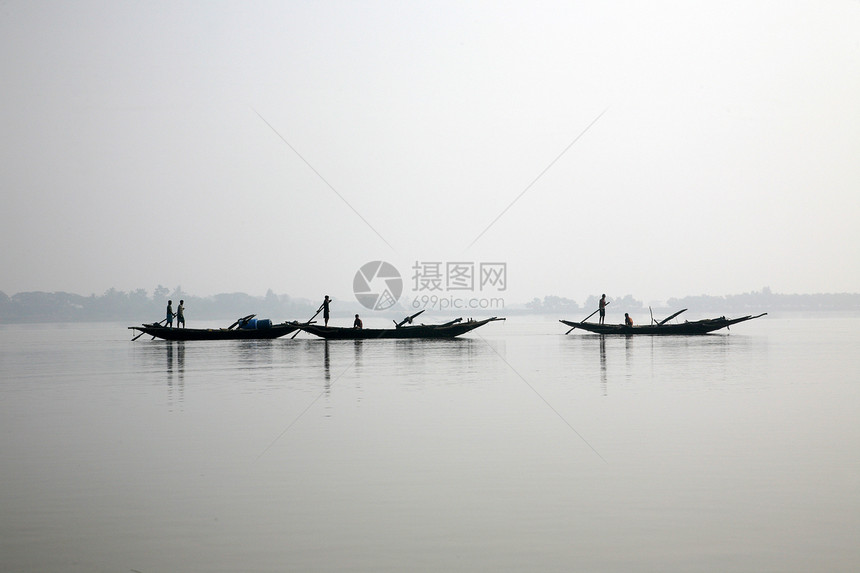 印度Sundarbans的一艘船上渔民图片