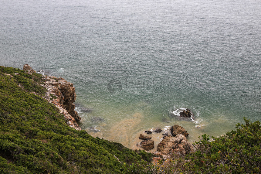 海岸的岩石和海图片