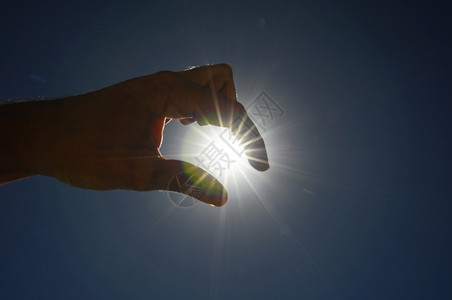 单手抓住太阳手太阳背景图片