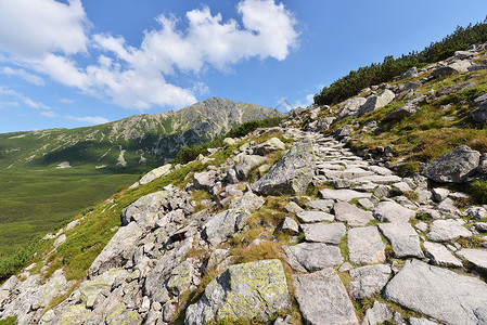 塔塔山区爬坡高地公园旅游草地假期生态天空红峰场景高清图片