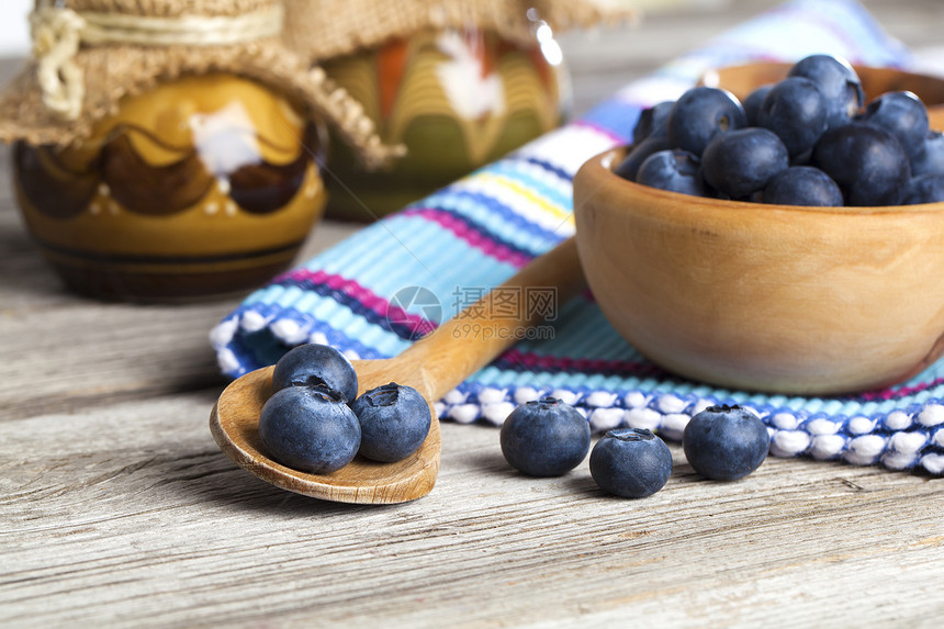 木形背景上的新鲜蓝莓浆果饮食木头勺子森林水果宏观甜点馅饼食物图片