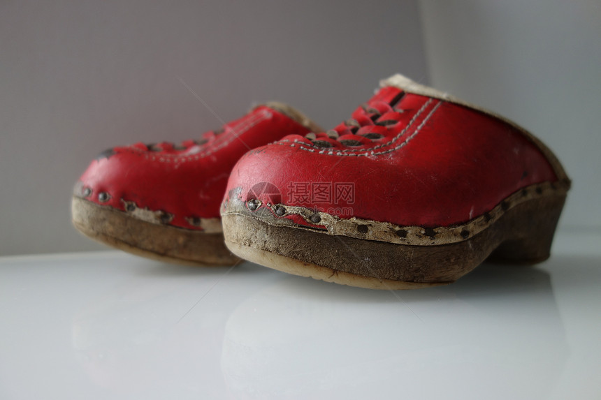 童年时最喜欢的鞋子木屐回忆孩子们女孩皮革红色手工木鞋孩子图片