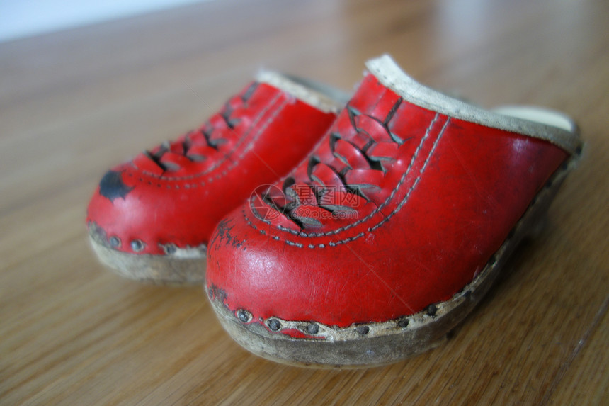 70年代的鞋子木屐孩子们女孩回忆木鞋孩子皮革童年手工图片