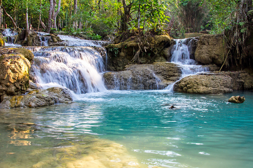 Kuang Si瀑布激流丛林风景森林瀑布热带植物溪流绿色运动图片