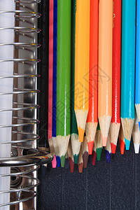 学校和艺术用品蜡笔补给品活页铅笔背景图片