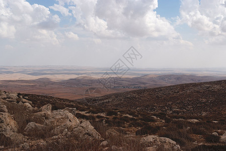 希布伦山南坡 地平线上有内盖夫沙漠高清图片