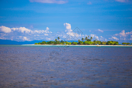 有朋至远方来菲律宾美丽的热带无人居住的岛屿 6月26日至28日天堂闲暇海洋旅行支撑天空蓝色海岸线情调异国背景