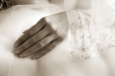 新娘的手已婚女士钻石裙子戒指婚礼女性珠宝白色手指背景图片