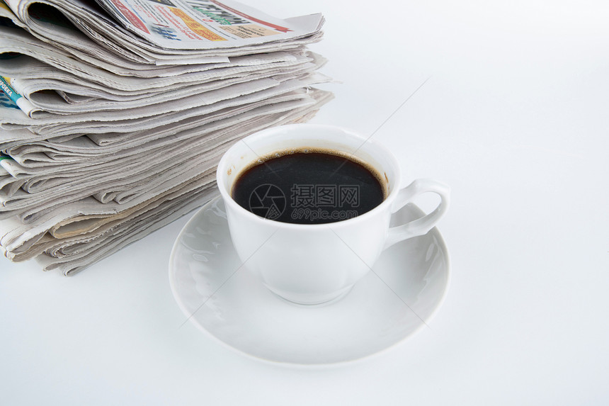 装满咖啡杯的报纸堆叠阅读饮料白色静物杯子咖啡材料商业打印图片