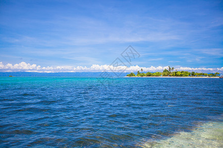 有朋至远方来菲律宾美丽的热带无人居住的岛屿 6月26日至28日蓝色海洋处女海滩海岸线天堂棕榈海浪海岸背景
