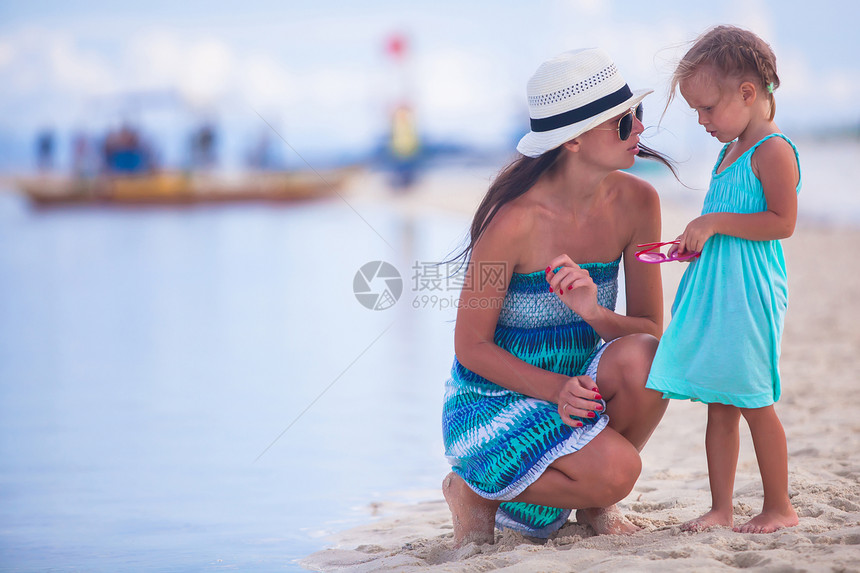 荒岛热带海滩上的小女孩和年轻母亲女性女儿成人父母乐趣幸福家庭婴儿女孩妈妈