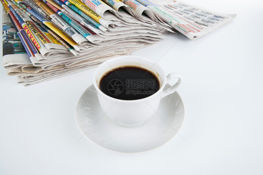 装满咖啡杯的报纸堆叠咖啡商业打印阅读白色材料杯子静物饮料图片