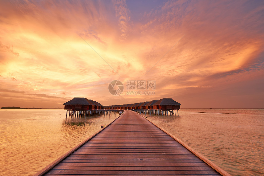 马尔代夫海滩日落海洋旅行平台平房海滩别墅阳光蓝色天空假期图片