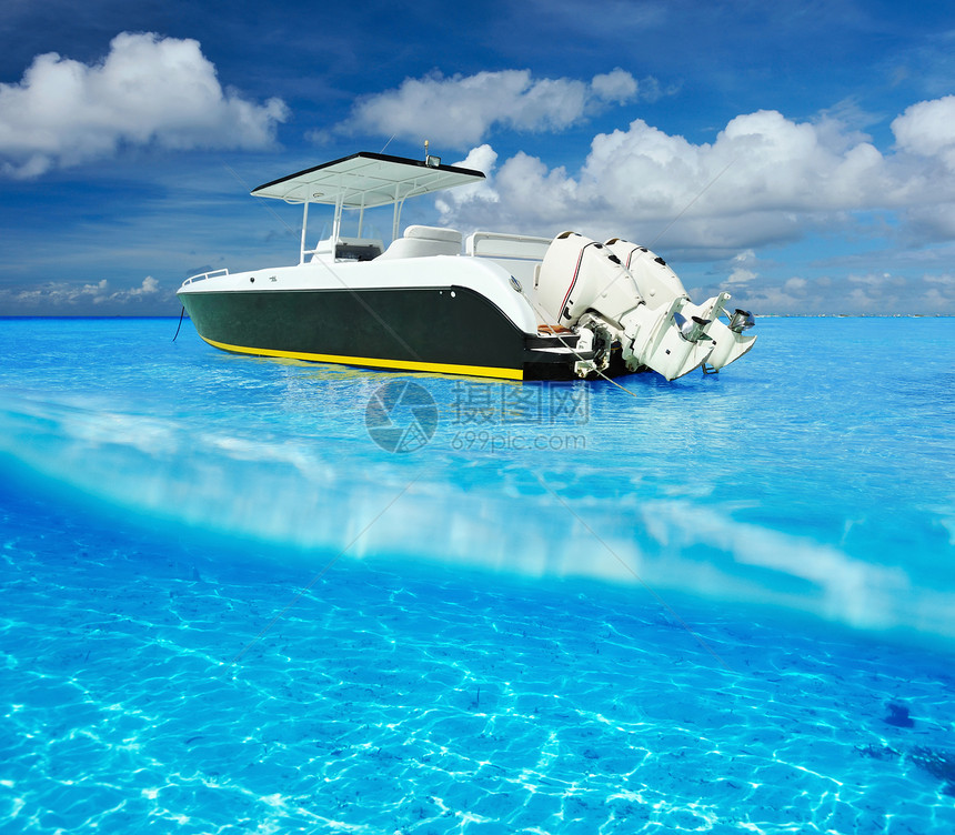 有白沙底水下观测的海滩和机动船边缘运动摩托艇力量血管速度旅行天空蓝色游艇图片
