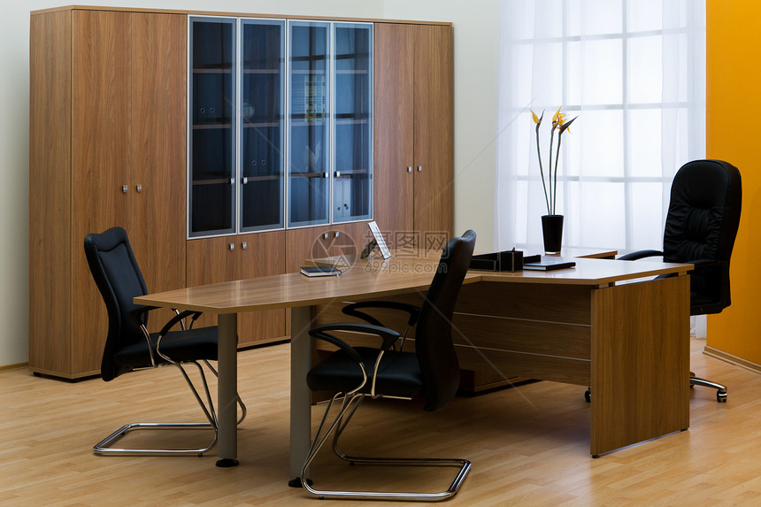 现代办公室家具房间皮革椅子桌子花瓶座位装饰奢华窗帘图片