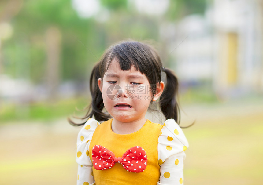 在公园里哭着哭着的小女孩图片