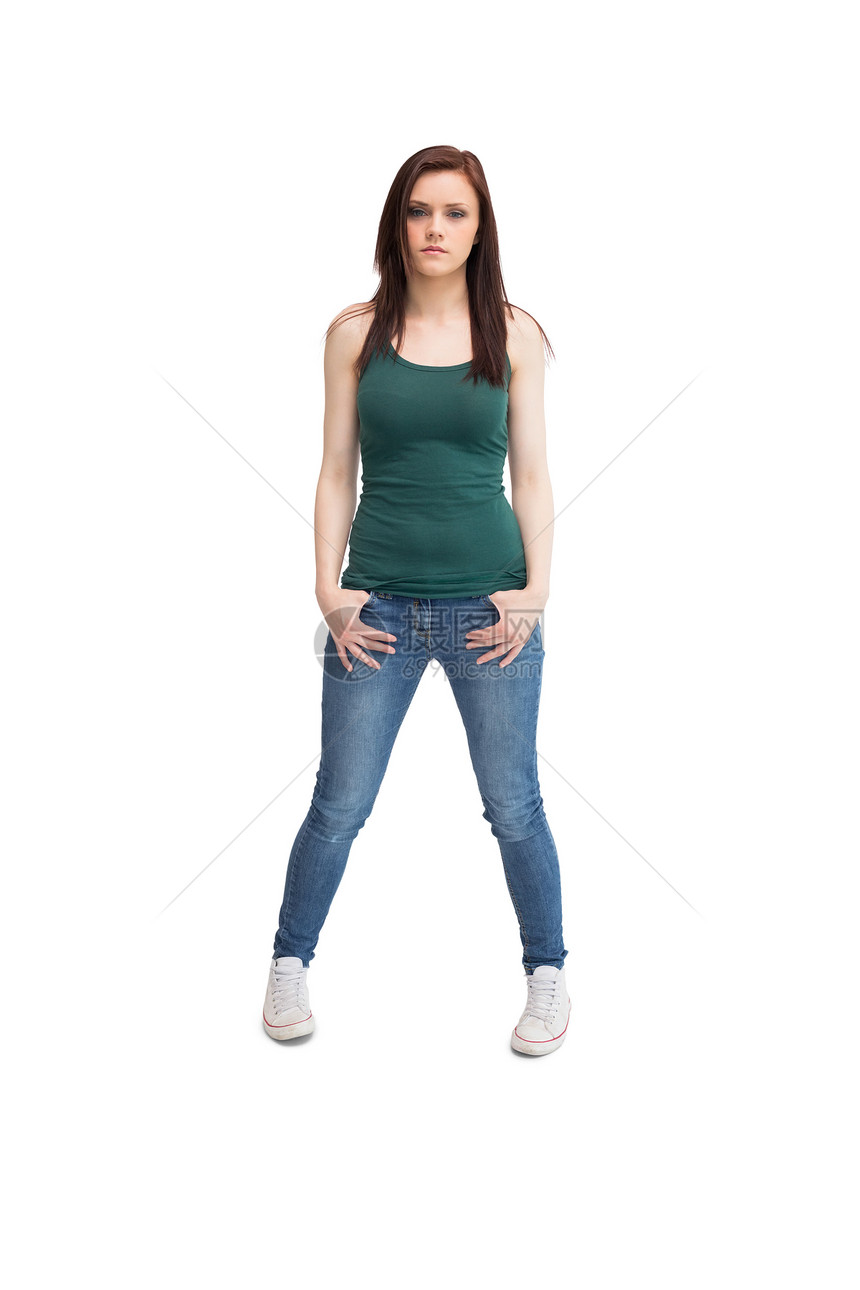 身着服装的年轻临时女青年口袋牛仔布牛仔裤绿色双手背心女性头发衣服棕色图片