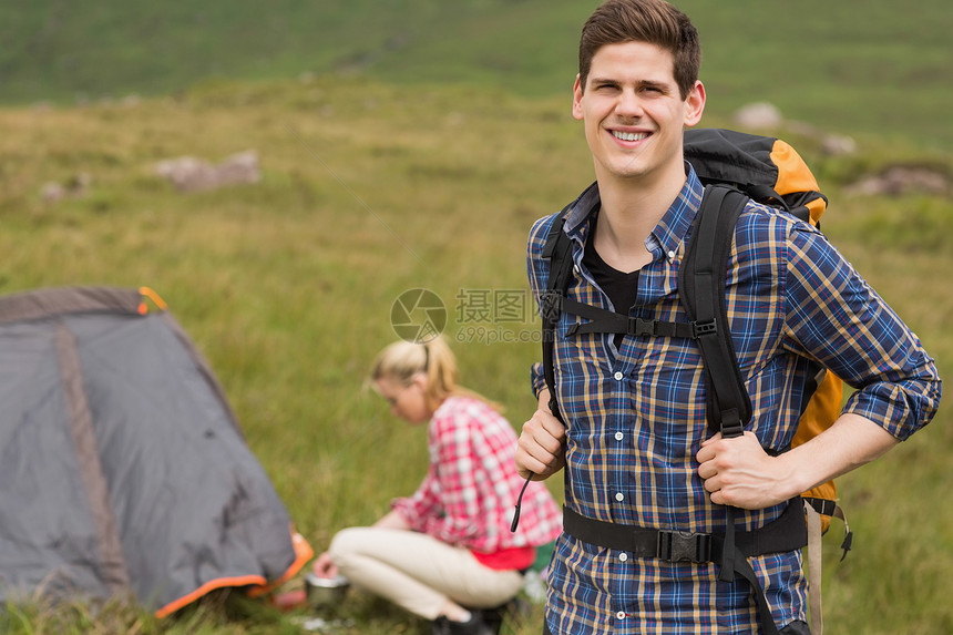 女朋友在搭帐篷的时候 带着背包的开心男人图片