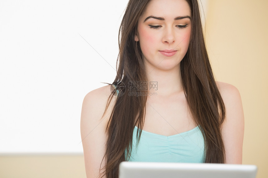 使用平板电脑的女孩药片快乐微笑棕色家庭房子女性闲暇公寓触摸屏图片