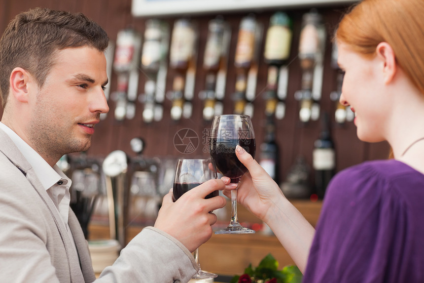 快乐的一对夫妇一起喝杯酒男人亲密感酒精夹克女士女性感情红发夫妻套装图片