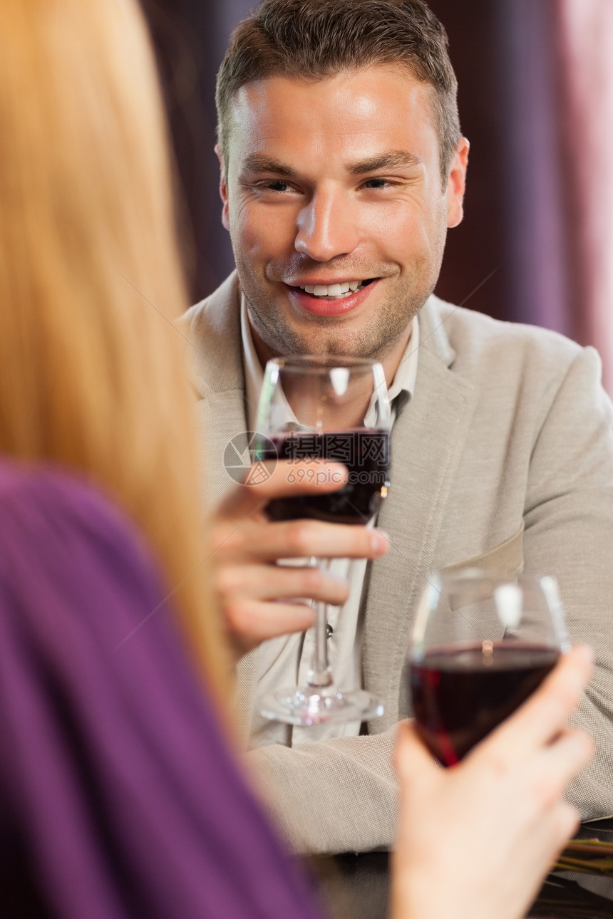 和帅气的女朋友喝杯红酒快乐的男人图片