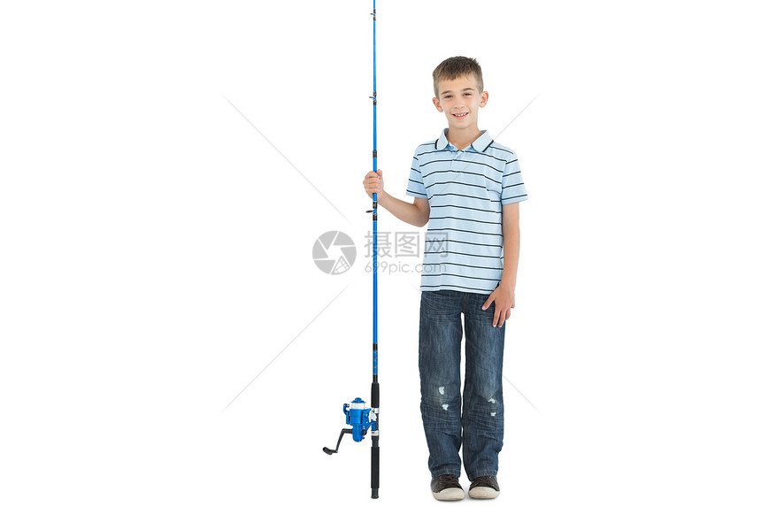 手持渔棍的年轻男孩微笑图片