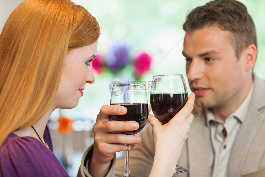 帅哥和漂亮女朋友喝杯红酒的帅哥图片