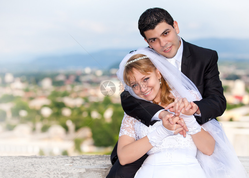 婚礼上的新娘和新郎夫妻女性面纱男人场地戒指男性花朵订婚郁金香图片