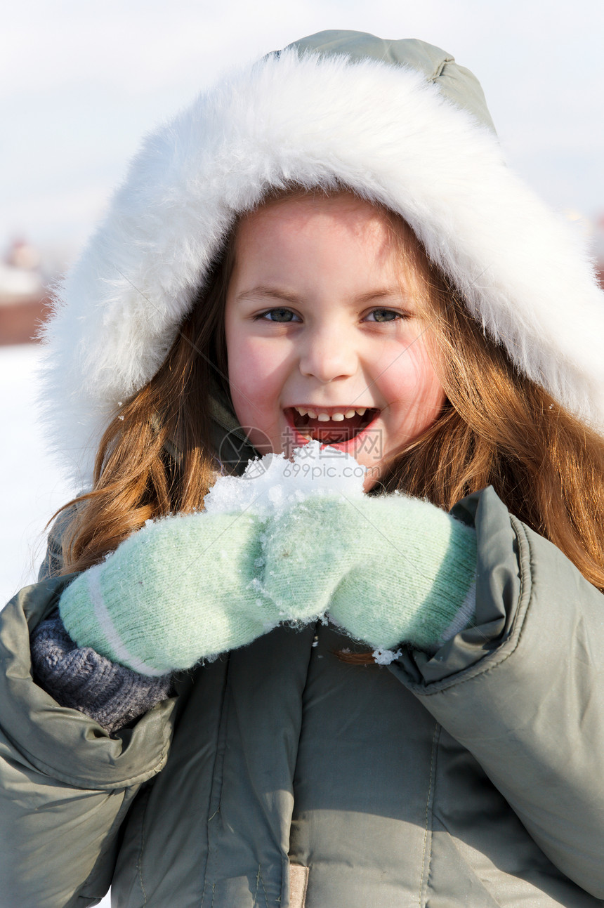 冬季公园的年轻女孩肖像微笑幸福女性孩子情绪化眼睛晴天青年快乐童年图片