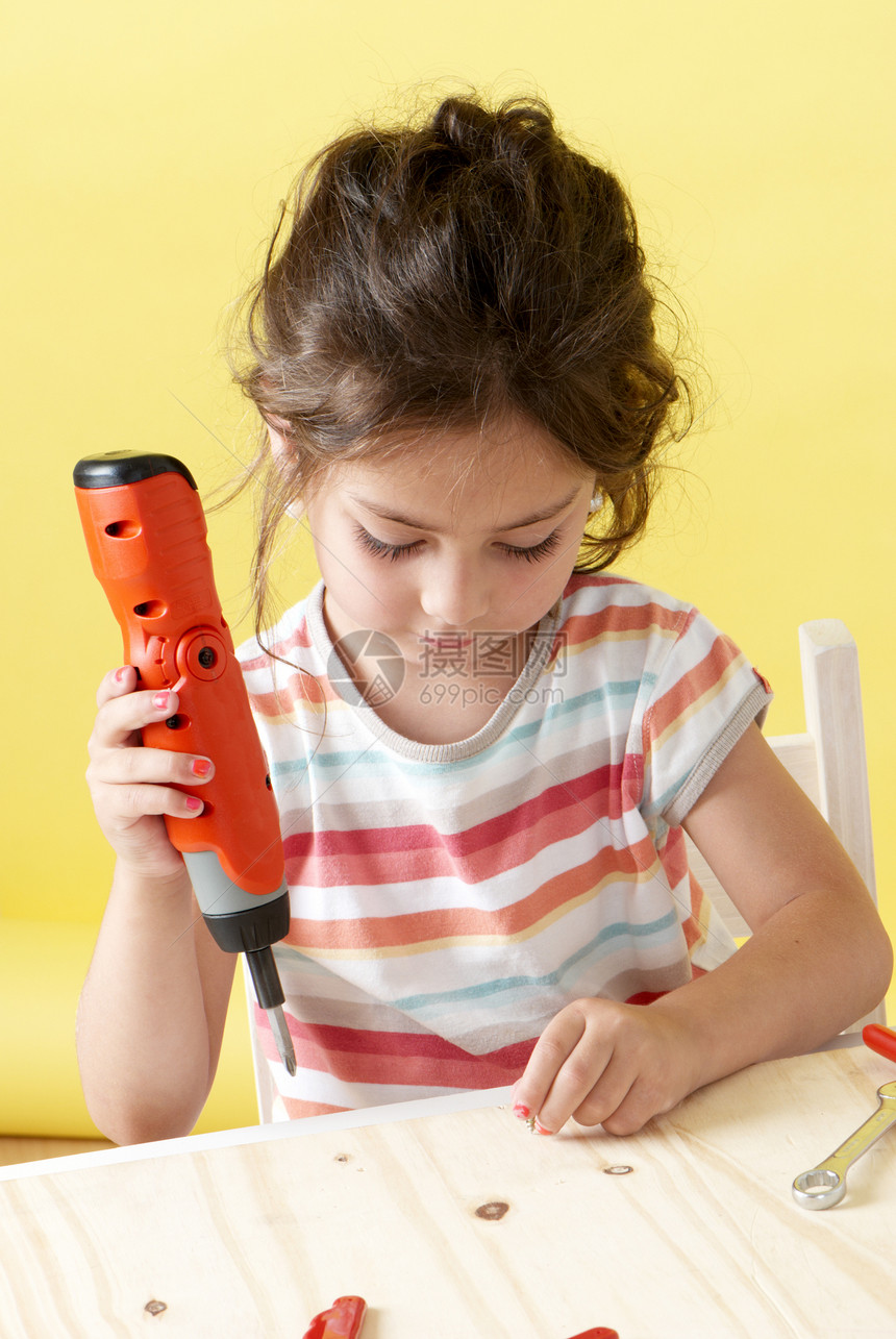 上创造性课程的小女孩木匠孩子创造力工具辫子黄色红色友谊俏皮幼儿园图片