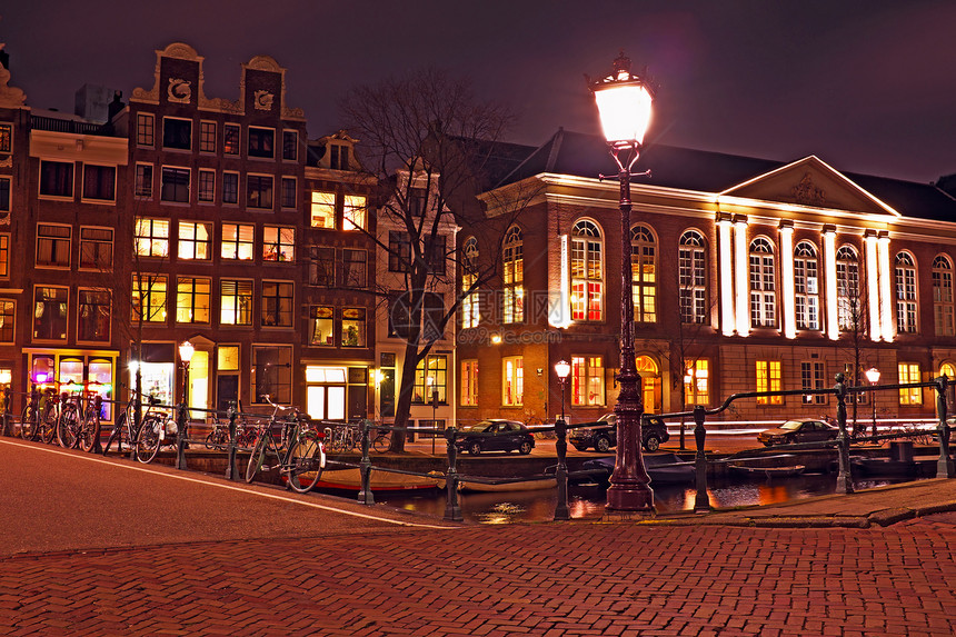 在荷兰的阿姆斯特丹夜间住房景观反射城景城市建筑学运输灯笼交通建筑图片