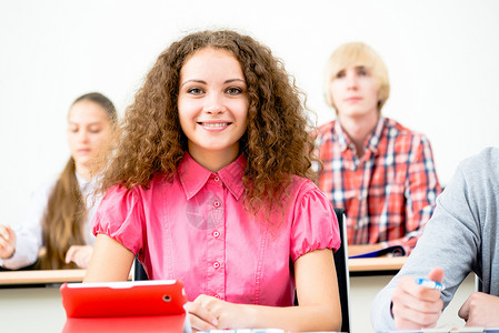 课堂上的学生人数幸福技术微笑女孩演讲桌子大学青年女士教育同学高清图片素材