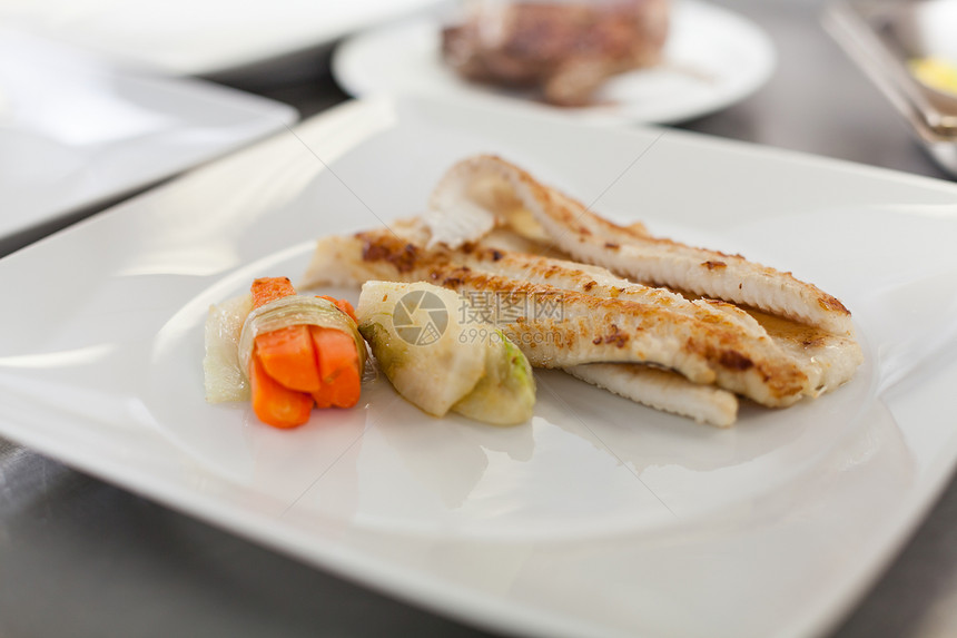 炸鱼片和蔬菜食物餐饮食堂菜单盐水主菜油炸鱼片萝卜美食图片