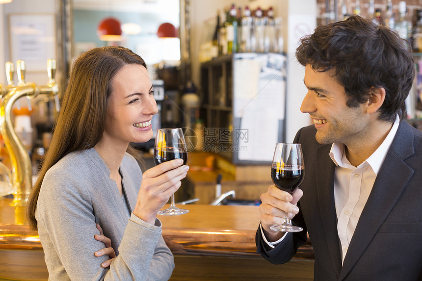 相爱情侣在餐厅喝酒咖啡玻璃夫妻女孩乐趣酒吧女朋友柜台男人生日图片