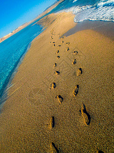海滩脚印曲目蓝色脚步背景图片
