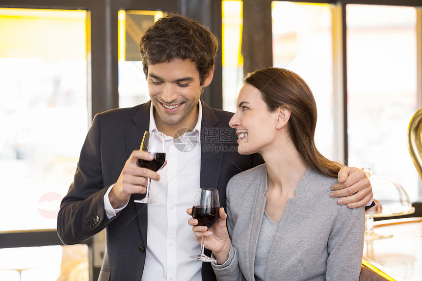 相爱情侣在餐厅喝酒女朋友奢华咖啡男人女孩女士生日念日乐趣酒吧图片
