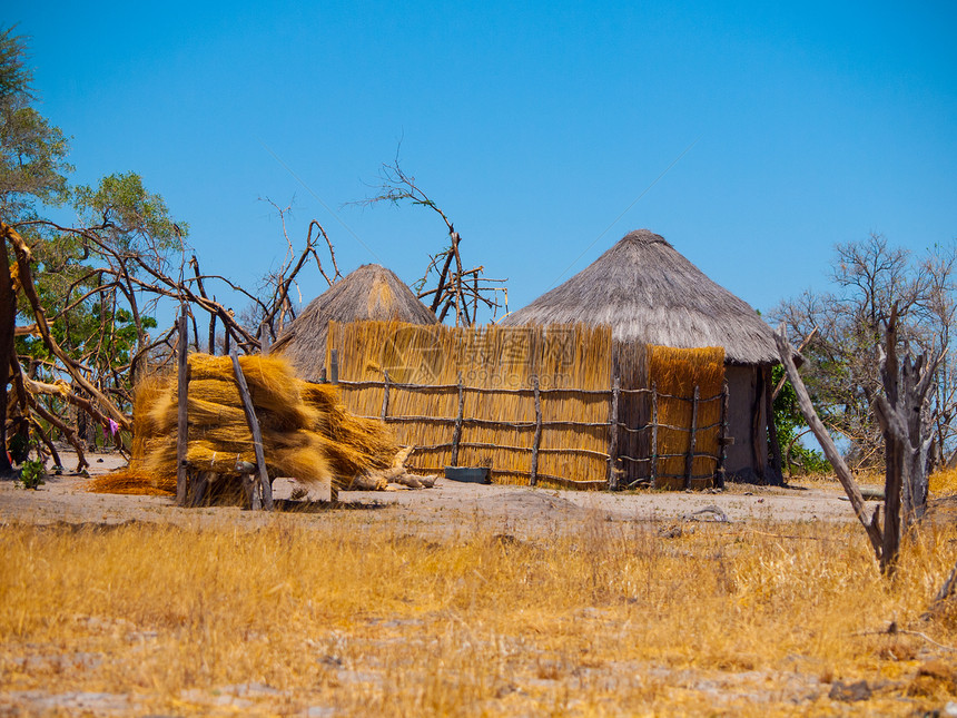 非洲村的稻草小屋黏土草原部落晴天农业国家文化大草原乡村蓝色图片