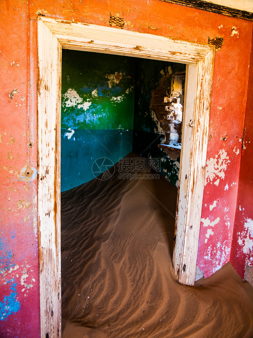 Kolmanskop鬼城废弃房屋中的沙子橙子建筑学废墟侧柱蓝色建筑灰尘干旱房子旅行图片