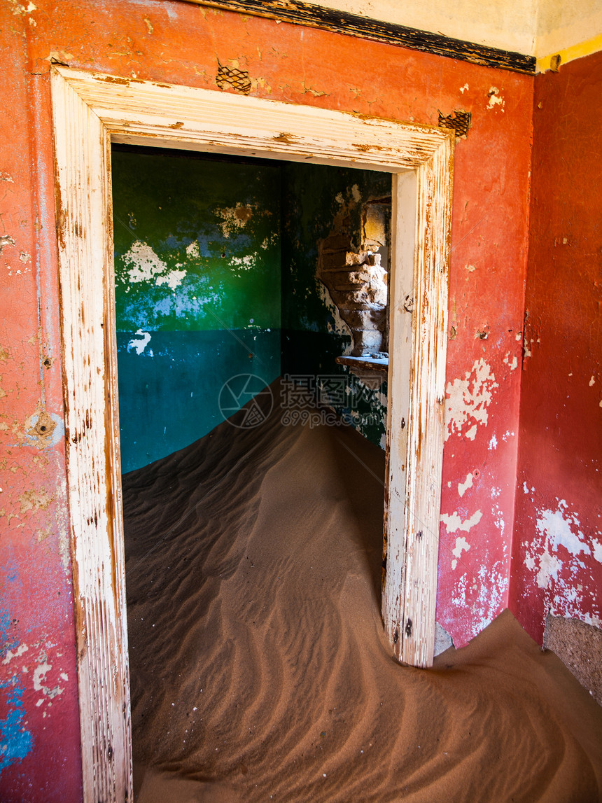 Kolmanskop鬼城废弃房屋中的沙子纳米布侧柱建筑学旅行沙漠橙子走廊矿业灰尘历史图片