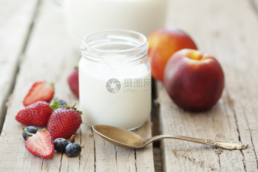 水果和牛奶养分杯子食物乡村国家食品午餐桌子桃子玻璃图片